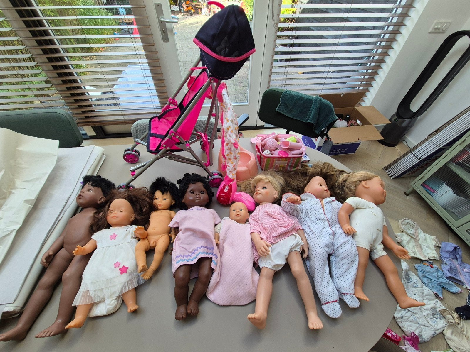 Grote set poppen, poppenwagen en accessoires, Ophalen, Gebruikt, Babypop