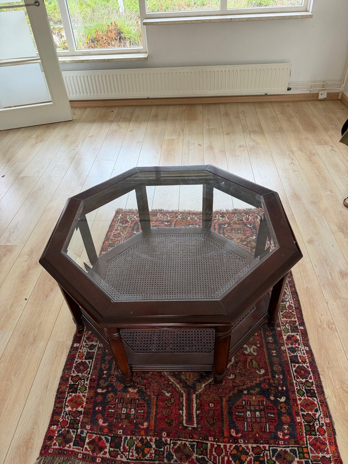Vintage achthoekige salontafel met glas en rotan, Huis en Inrichting, Gebruikt, Glas, Overige vormen, 5 – 50
