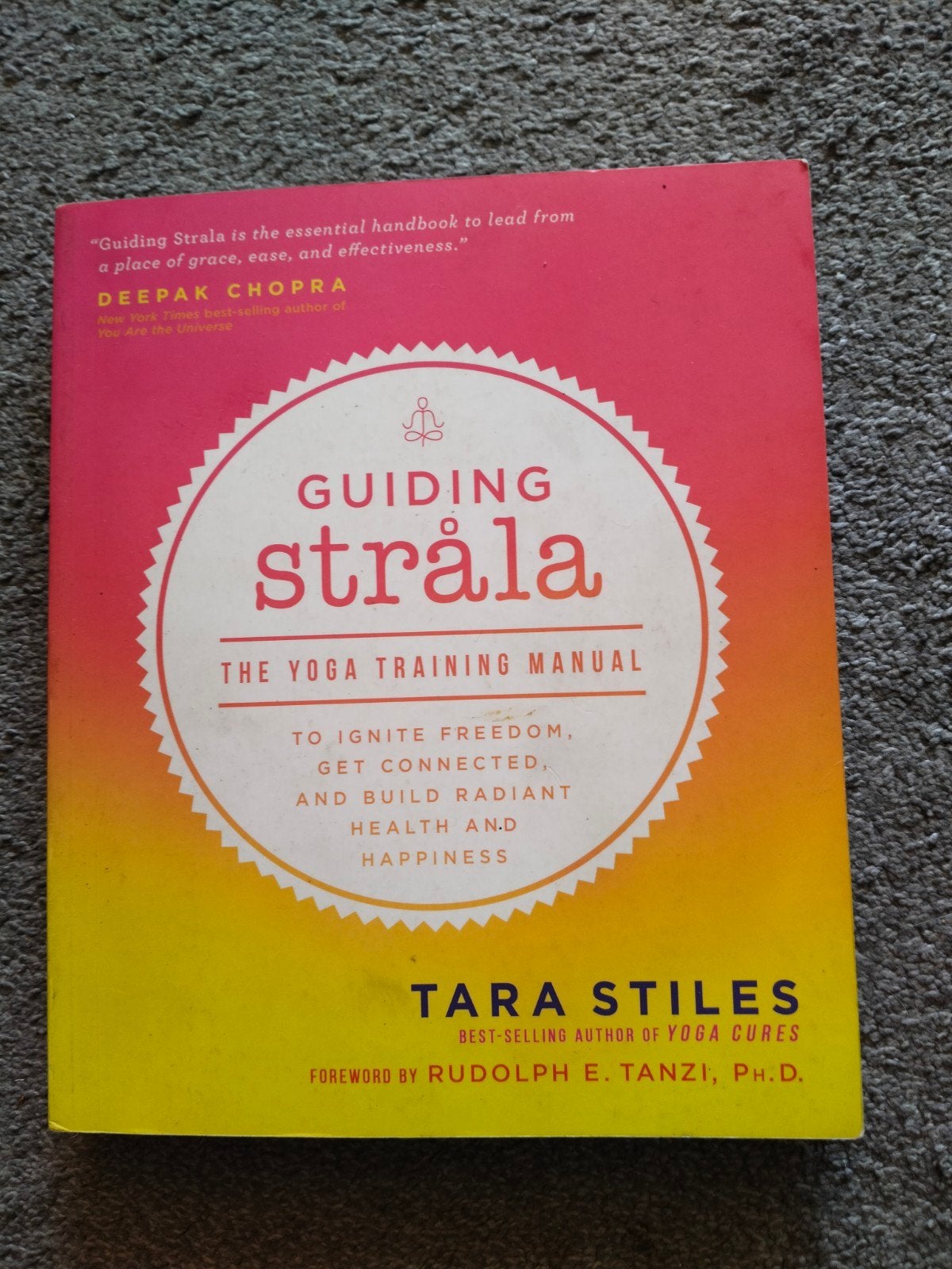 Guiding Stråla: The Yoga Training Manual - Tara Stiles, Gelezen, Meditatie of Yoga, Ophalen of Verzenden, Instructieboek