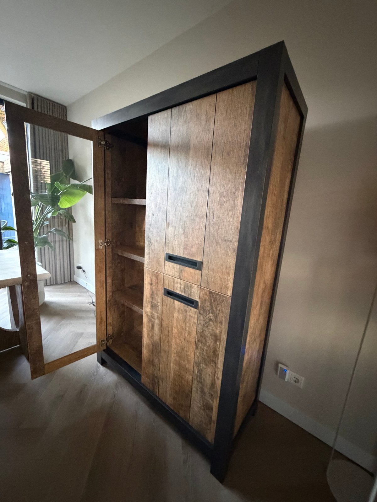 Industriële Kast met Glazen Deur en Houten Panelen, Ophalen, 100 tot 150 cm, Zo goed als nieuw, 150 tot 200 cm