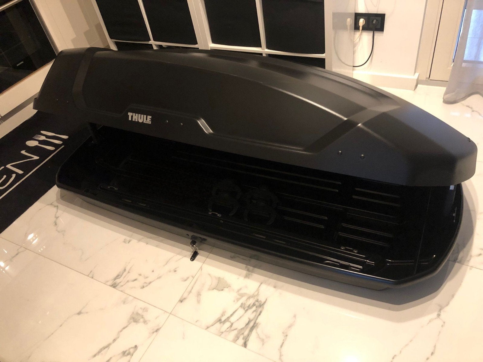 IN NIEUWSTAAT grote THULE Force XT M CARBON dakkoffer skibox, Auto diversen, Dakkoffers, Ophalen of Verzenden, Zo goed als nieuw