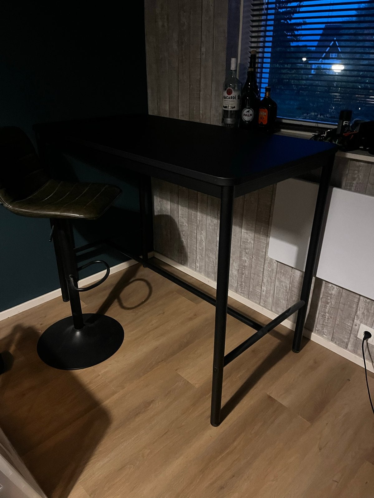 Bar/Stabureau / statafel met 2  krukken - Z.G.A.N., Ophalen, Zo goed als nieuw