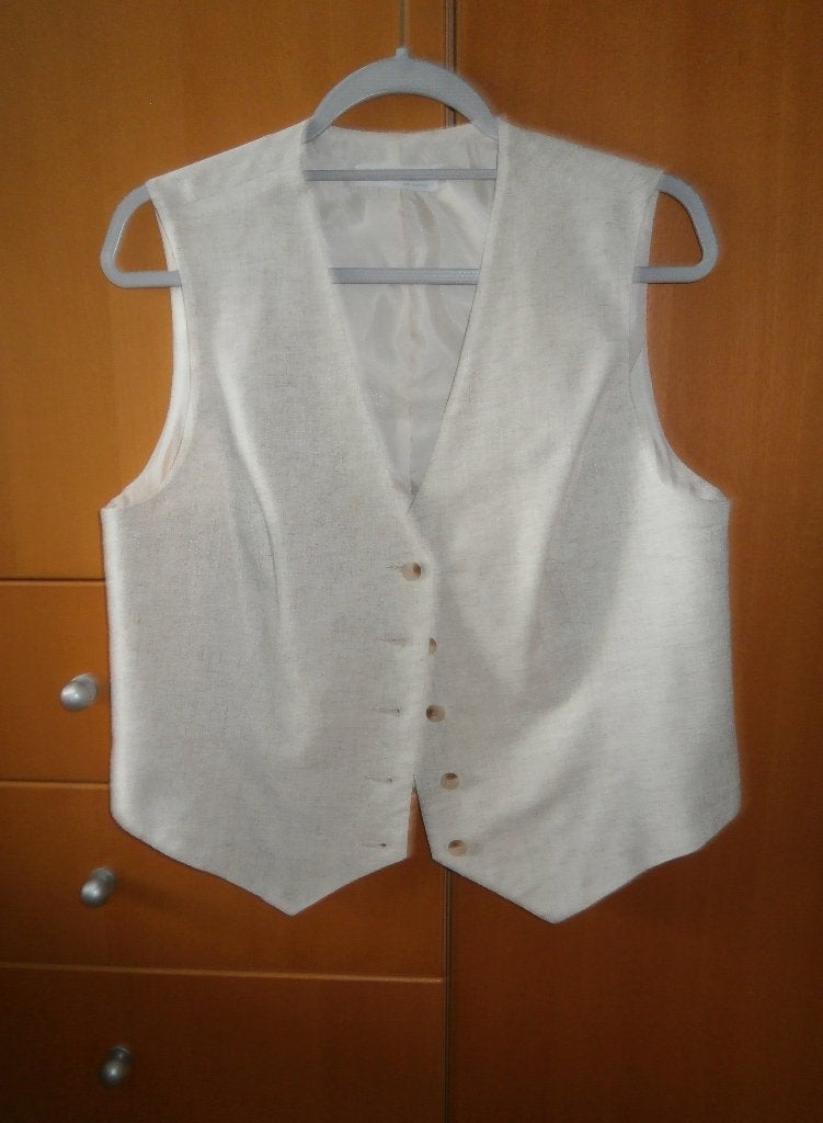 Fijn ecru gilet mt L met satijnen voering en knopen nieuw., Primark Cares, Ophalen of Verzenden, Nieuw