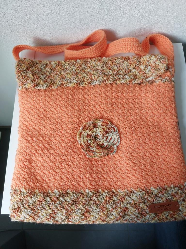 Zelfgehaakte Schoudertas Zalm/Zand - Uniek Handwerk, Sieraden, Tassen en Uiterlijk, Tassen | Schoudertassen, Ophalen of Verzenden