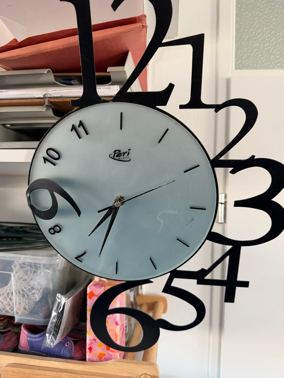 Moderne wandklok met grote cijfers - Peri Design, Analoog, Werkt op batterijen, Ophalen of Verzenden, Overige merken