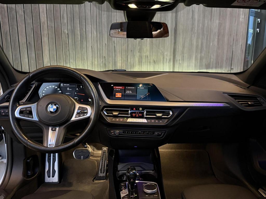 BMW 1-serie 118i M Sport High Executive | PANODAK | COMPLEET, Auto's, Achterwielaandrijving, 4 cilinders, Wit, Leder