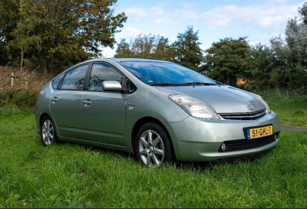 Toyota Prius 1.5 100% dealer onderhouden Camera-Keyless-Navi, Auto's, Dealer onderhouden, 1497 cc, 4 cilinders, Alcantara