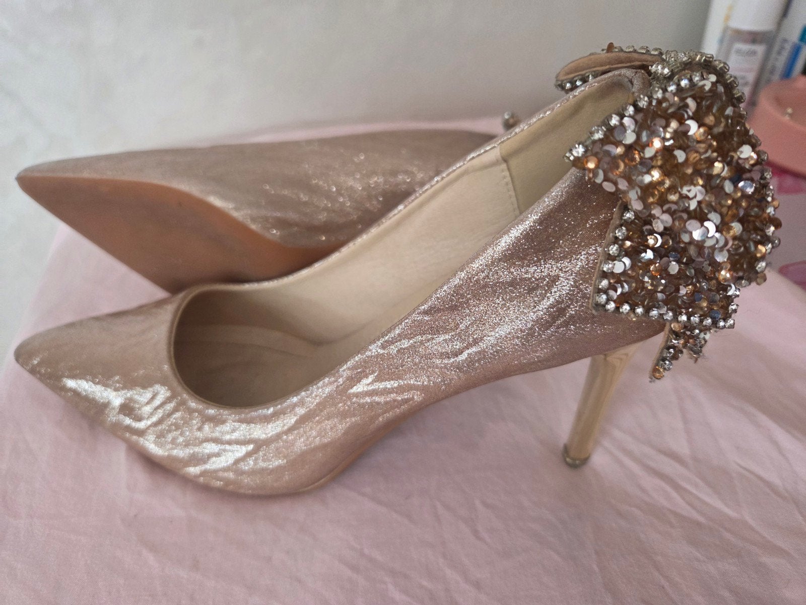 Gouden glitter pumps met strik - maat 40 (valt als 38/39), Ophalen of Verzenden, Gedragen, Overige kleuren, Pumps
