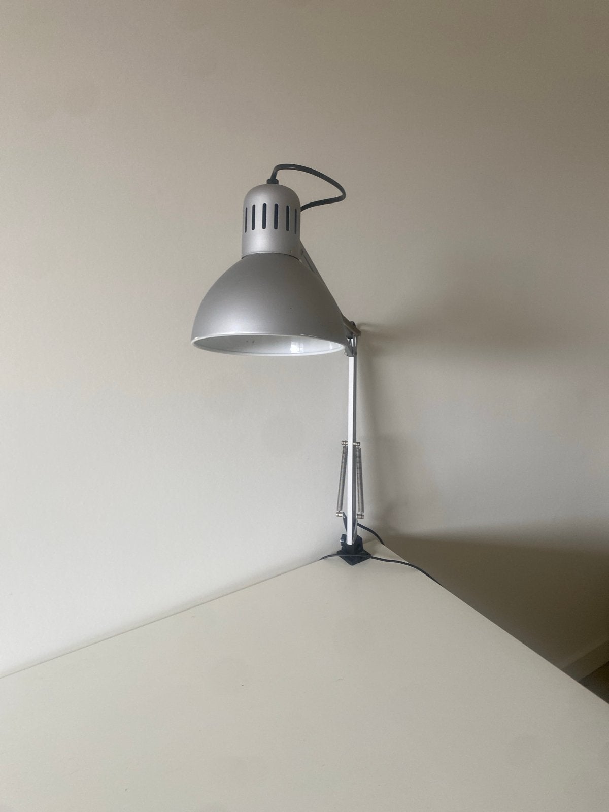 Verstelbare bureaulamp met klem - Grijs metaal, Bureaulamp, Ophalen of Verzenden, Grijs, Metaal