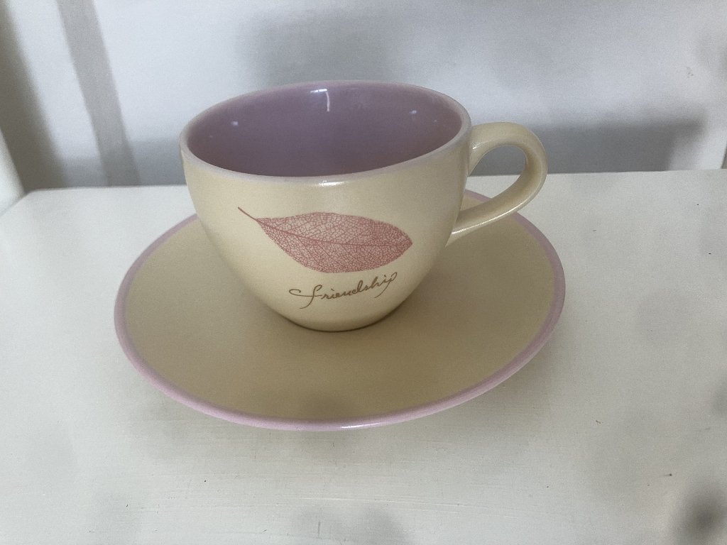 Sanwa Japan beige/gele kop en schotel "Friendship"., Keramiek, Ophalen of Verzenden, Zo goed als nieuw, Overige stijlen