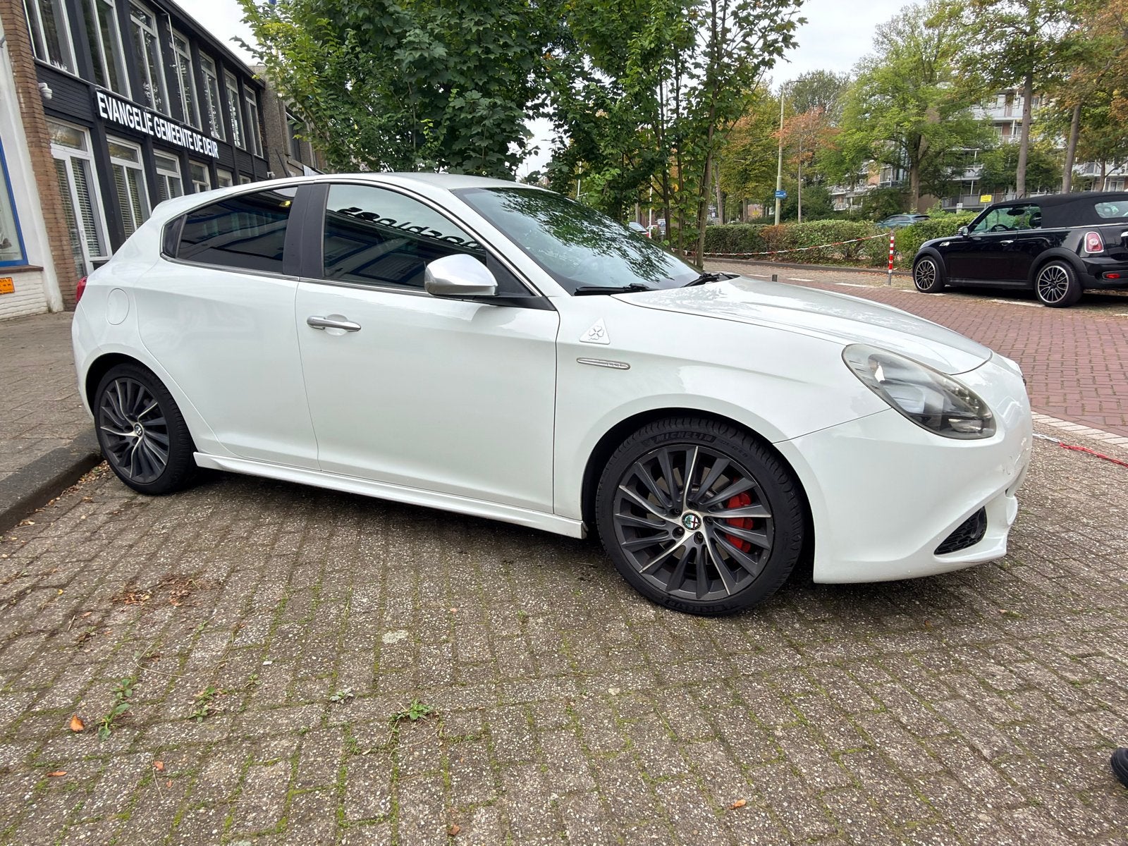 Alfa Romeo Giulietta 1.750 TBI 2010 Wit, Auto's, 4 cilinders, Wit, Leder, Handgeschakeld