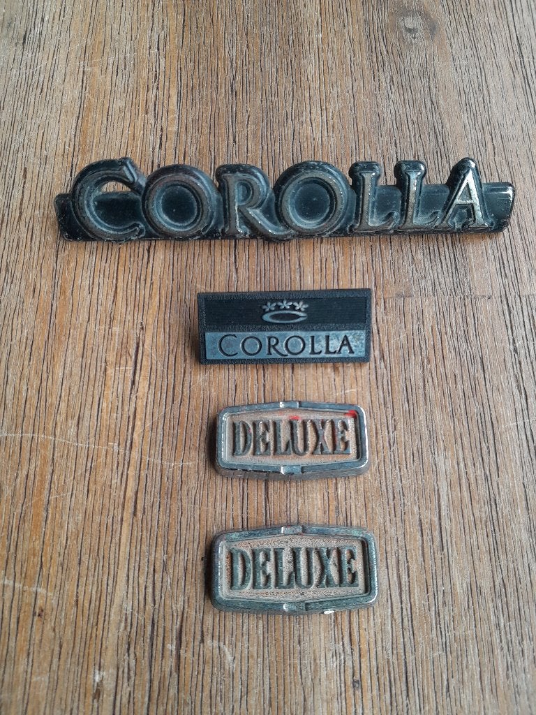 LOGO / EMBLEMEN SET - TOYOTA COROLLA KE30 - voor Liefhebber