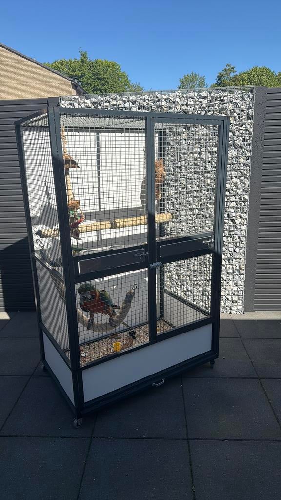 Te koop mooie kooi, Dieren en Toebehoren, Vogels | Hokken en Kooien, Ophalen of Verzenden, Zo goed als nieuw, Aluminium, Vogelkooi