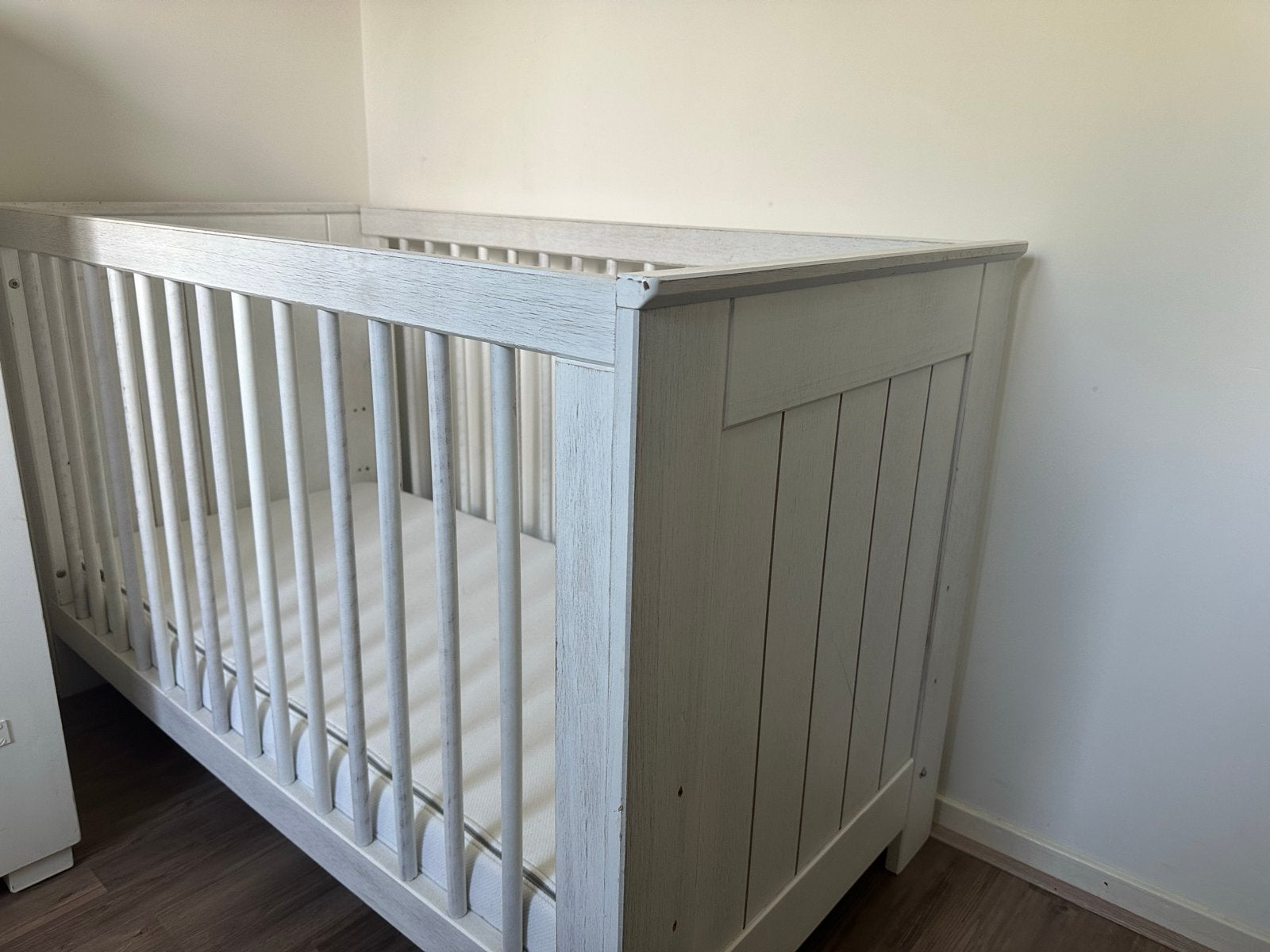 Mooi Ledikant Babybed - Wit Hout, Kinderen en Baby's, Babywiegjes en Ledikanten, Ophalen, Zo goed als nieuw, Ledikant