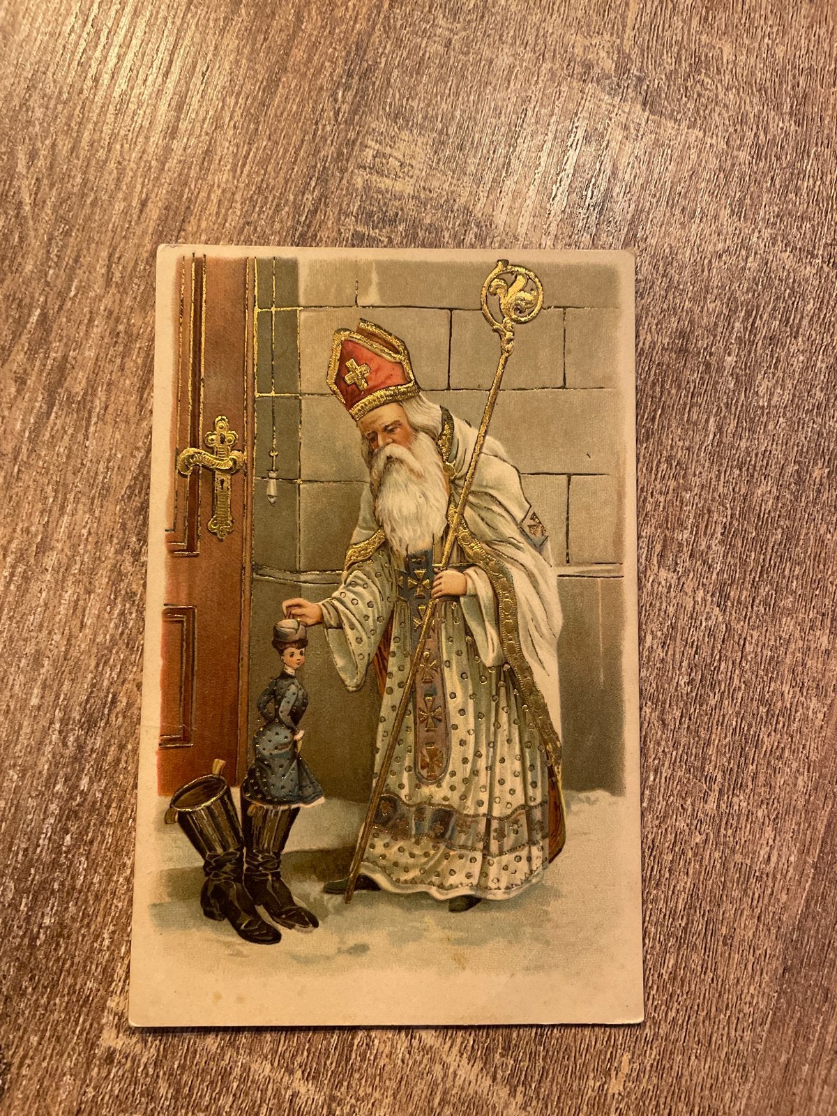 Oude ansichtkaart Sinterklaas met kind en laarzen, Ophalen of Verzenden, Ongelopen, Kinderen