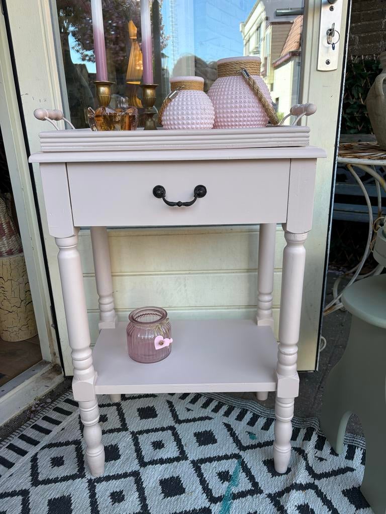 Zacht roze bijzettafel met lade, Huis en Inrichting, Tafels | Bijzettafels, Ophalen, Minder dan 55 cm, Gebruikt, 60 cm of meer