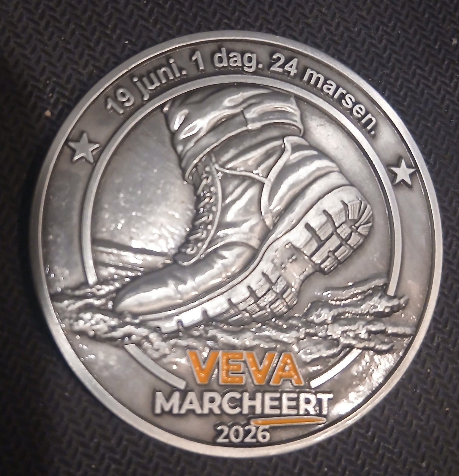 VEVA Marcheert 2026 coin - Hulp voor Helden, Verzamelen, Ophalen of Verzenden, Overige soorten, Nederland, Overige typen