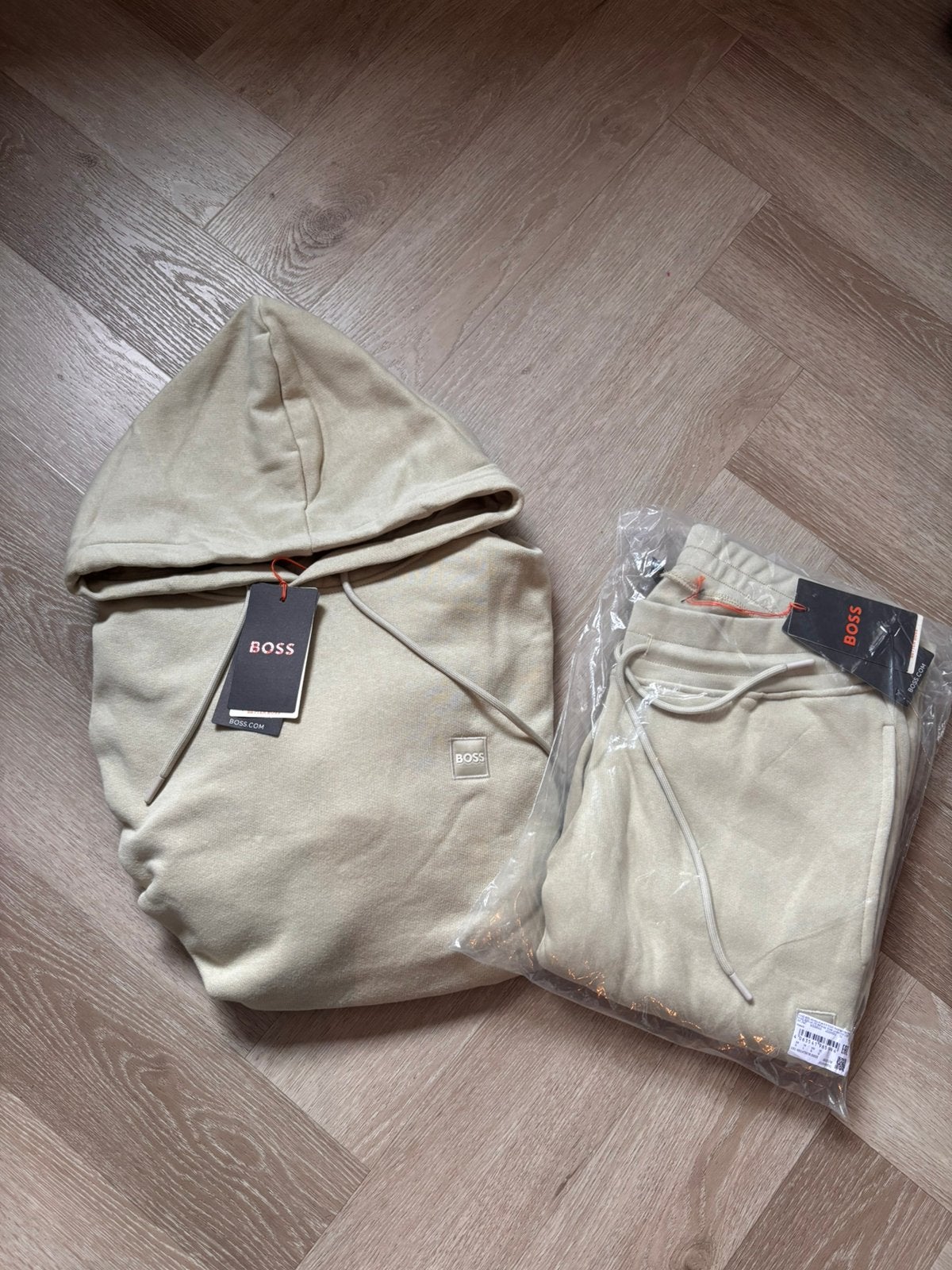 Boss jogginspak L crème, Maat 52/54 (L), Beige, Nieuw, Ophalen of Verzenden