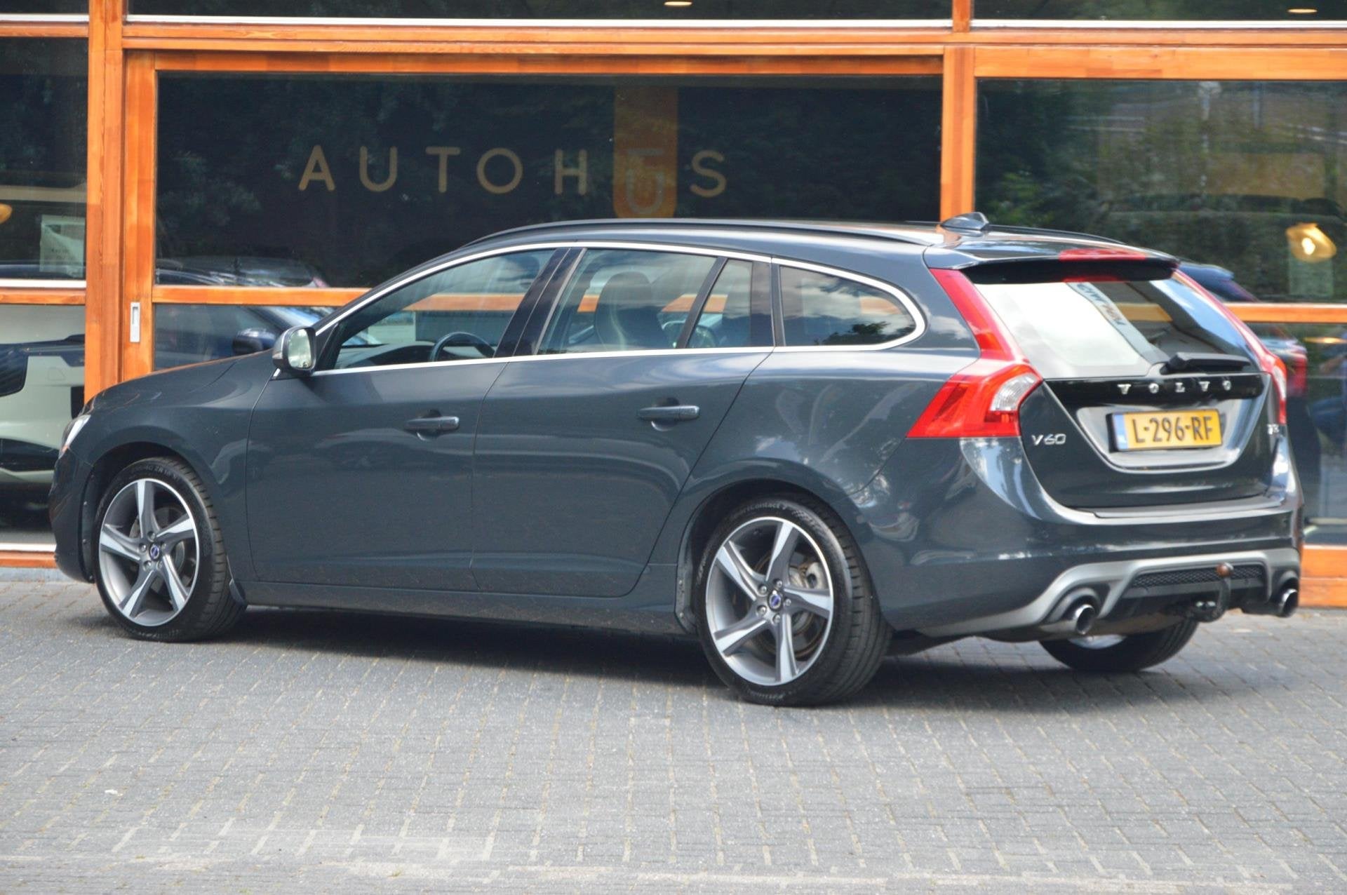 Volvo V60 T3 R-Design | Stoelverwarming | Trekhaak | Rondom, Gebruikt, Zwart, 4 cilinders, 150 pk