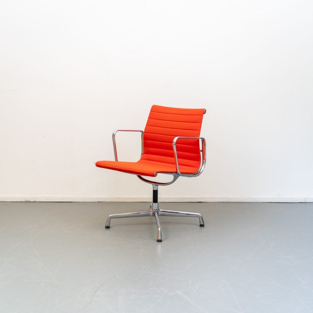 Vitra Eames EA 107 Stoel Poppy Red Hopsak - Chroom, Niet ingevuld, Zo goed als nieuw, Niet ingevuld, Niet ingevuld