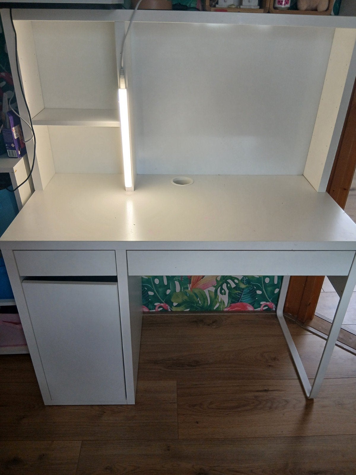 Wit IKEA Micke bureau met opbouw en opbergruimte, Huis en Inrichting, Bureaus, Gebruikt, Spaanplaat of MDF, IKEA, Computerbureau