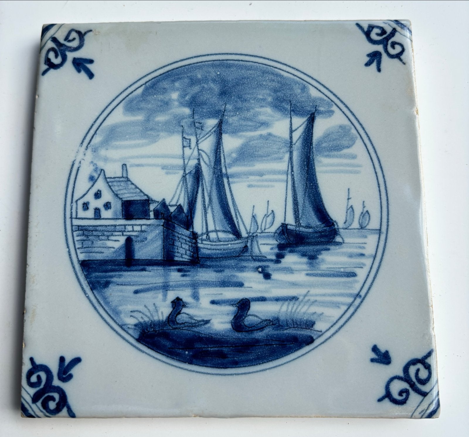 Antieke Tegel met Havenzicht en Schepen, Antiek en Kunst, Ophalen of Verzenden