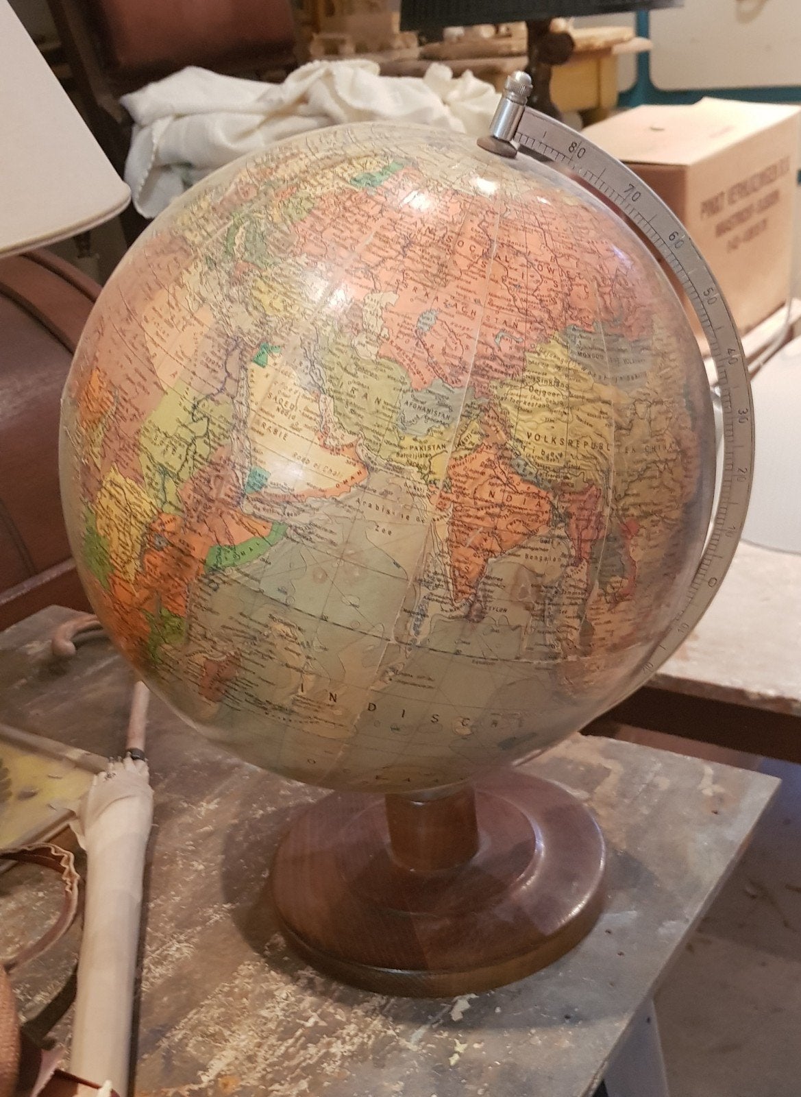 antieke wereldbol, Ophalen