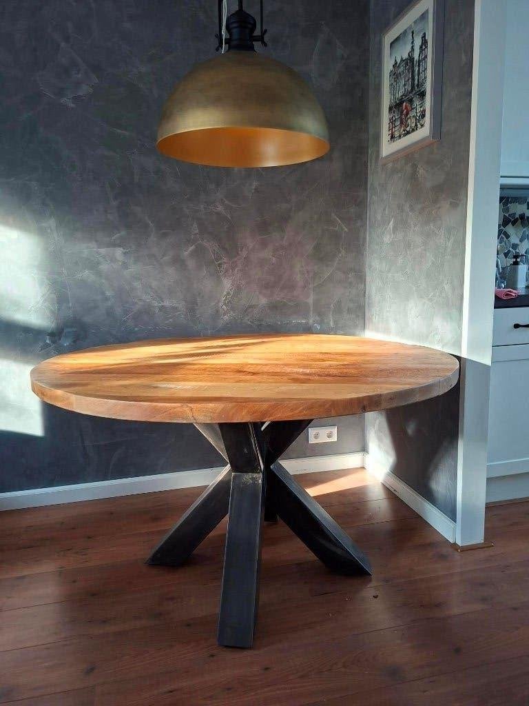 MANGO eettafel rond 130cm v.z.v. zware kruispoot, Mango, Rond, Zo goed als nieuw, Vijf personen of meer