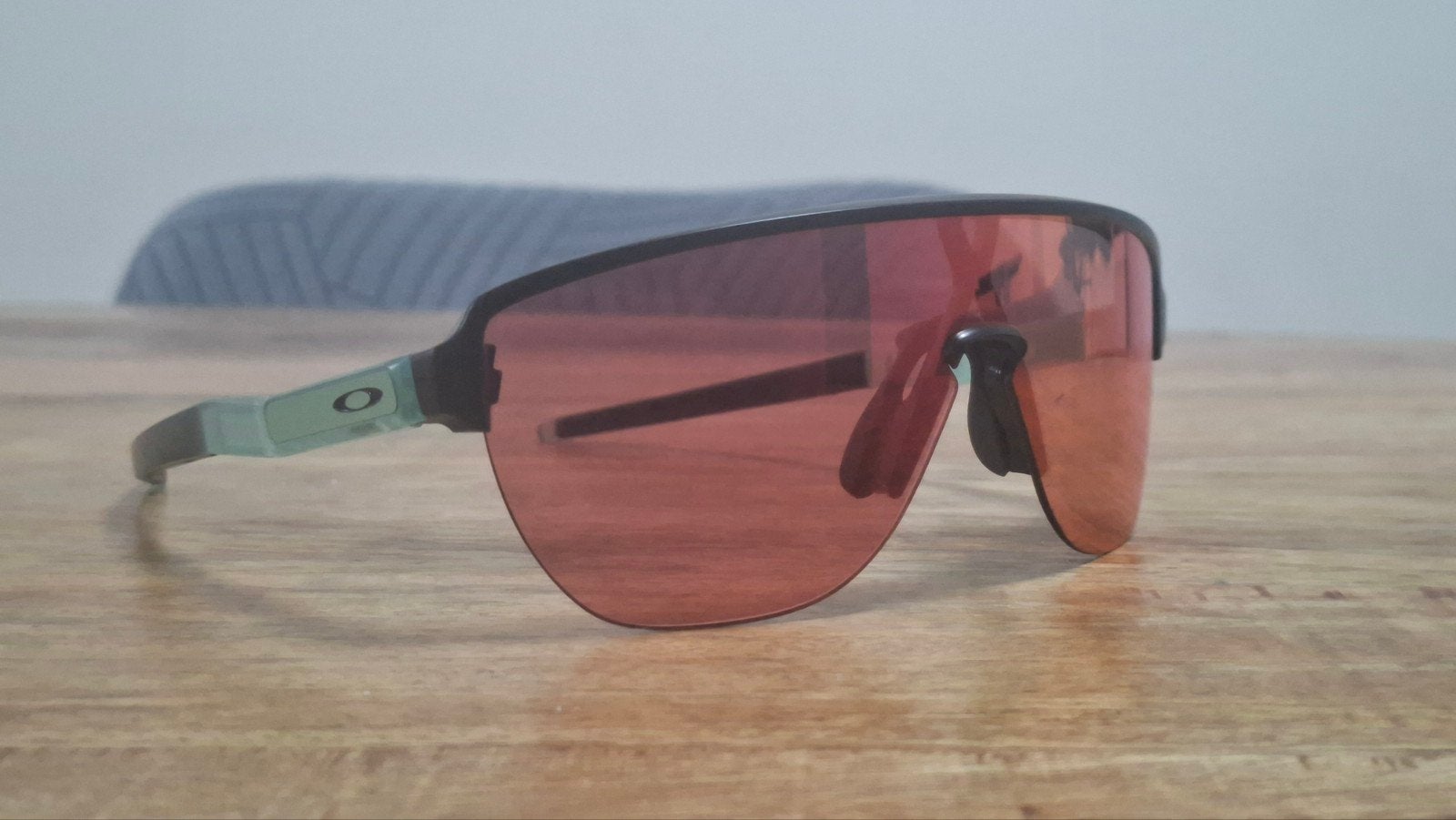 Oakley Zonnebril - Sportief en Stijlvol, Sieraden, Tassen en Uiterlijk, Zonnebril, Zwart, Ophalen of Verzenden, Zo goed als nieuw