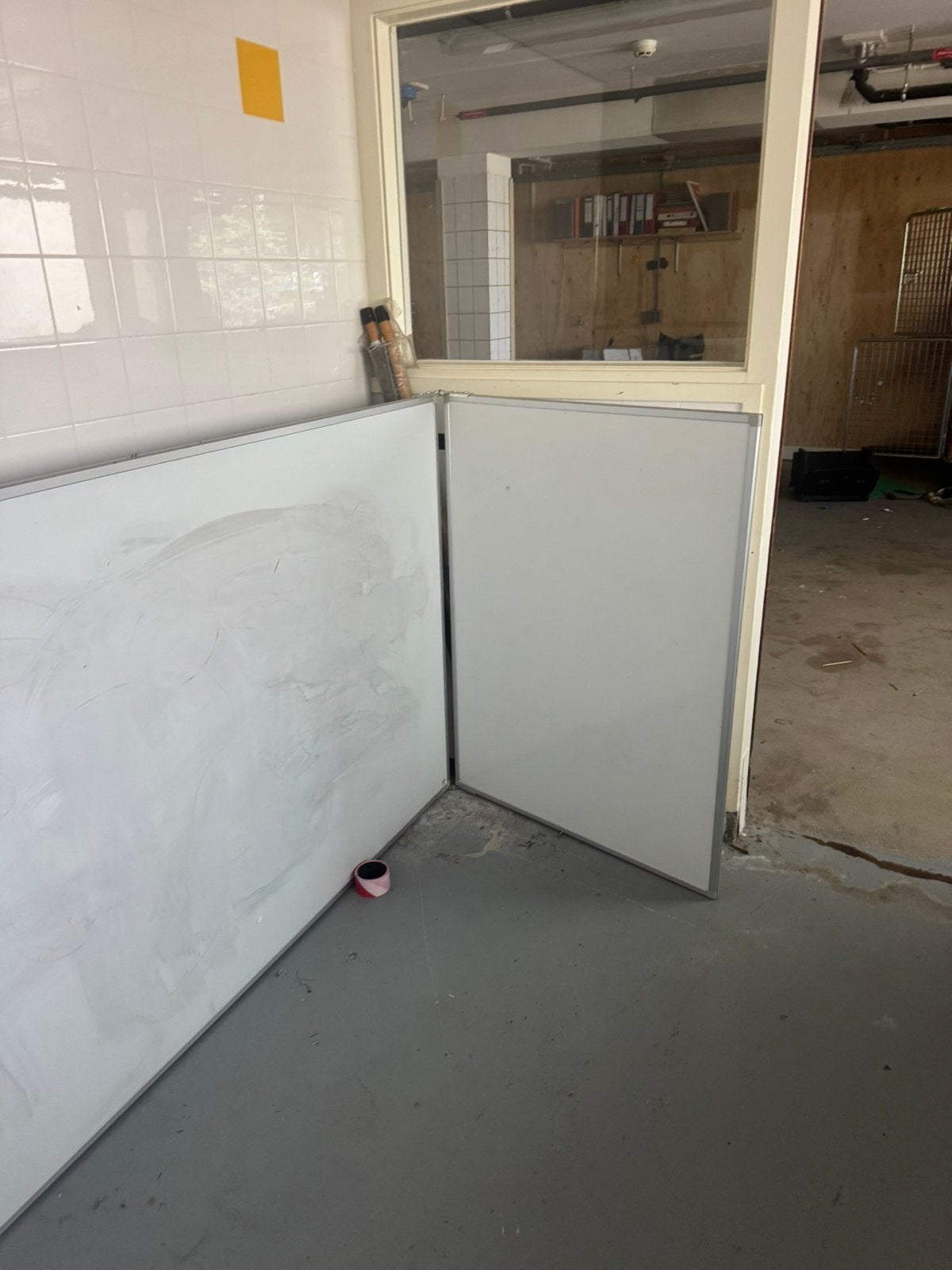 Groot whiteboard, ideaal voor kantoor, school of thuis!, Ophalen, Aluminium, Zo goed als nieuw, Raamkozijn