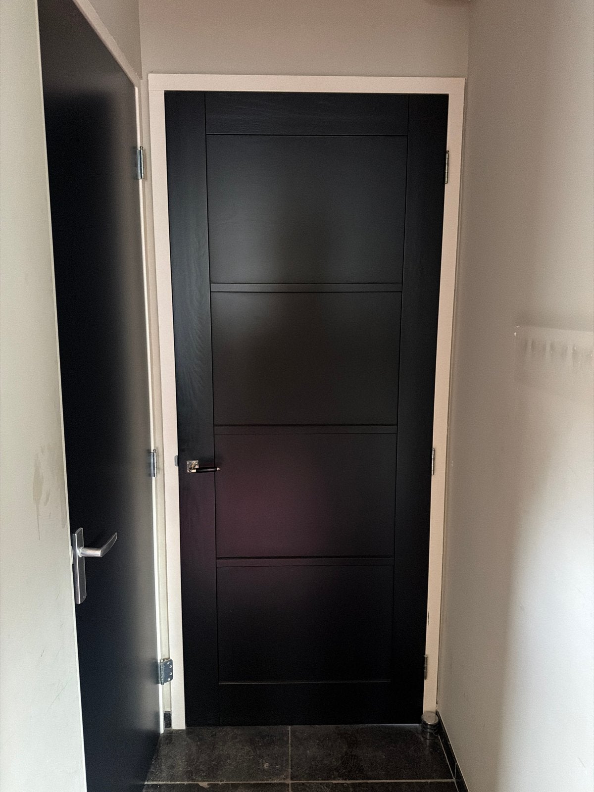 Svedex  Zwart gespoten binnendeur met panelen en beslag, Gebruikt, 80 tot 100 cm, 215 cm of meer, Binnendeur
