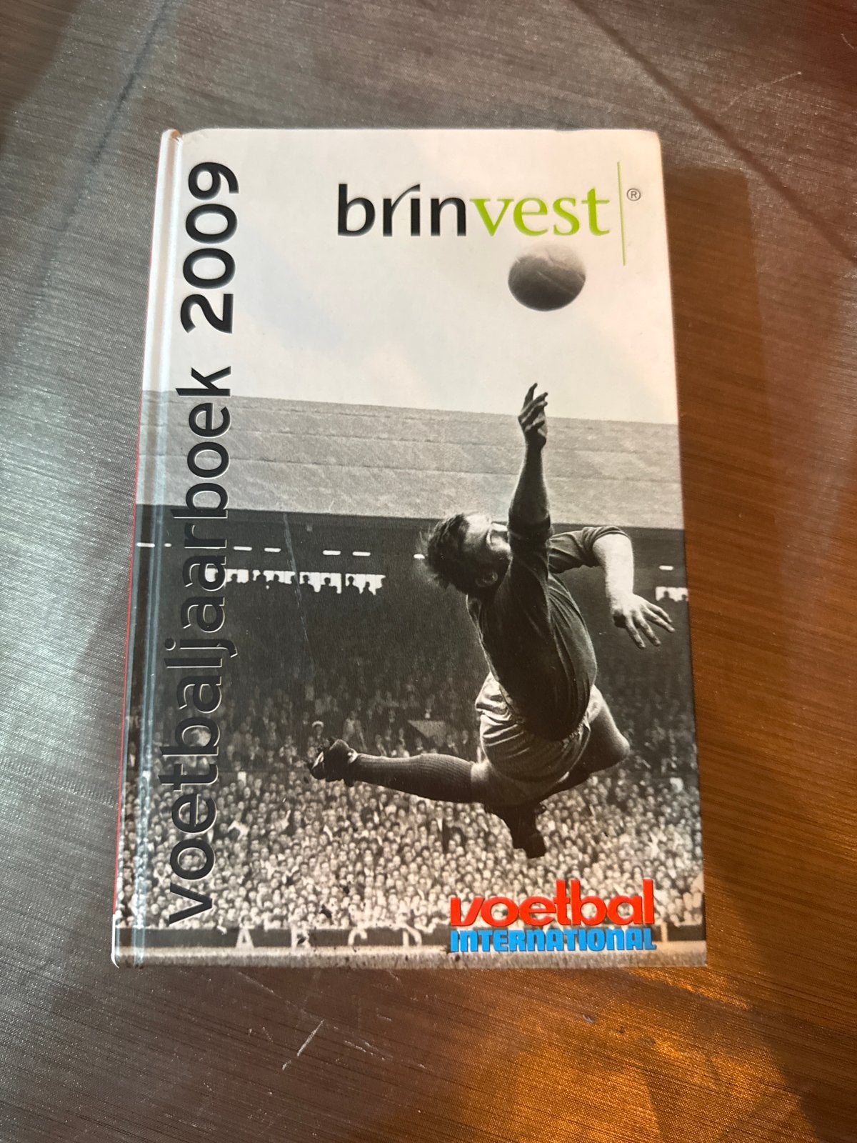 Voetbaljaarboek 2009 Voetbal International - Brinvest Editie, Boeken, Ophalen of Verzenden, Gelezen, Balsport
