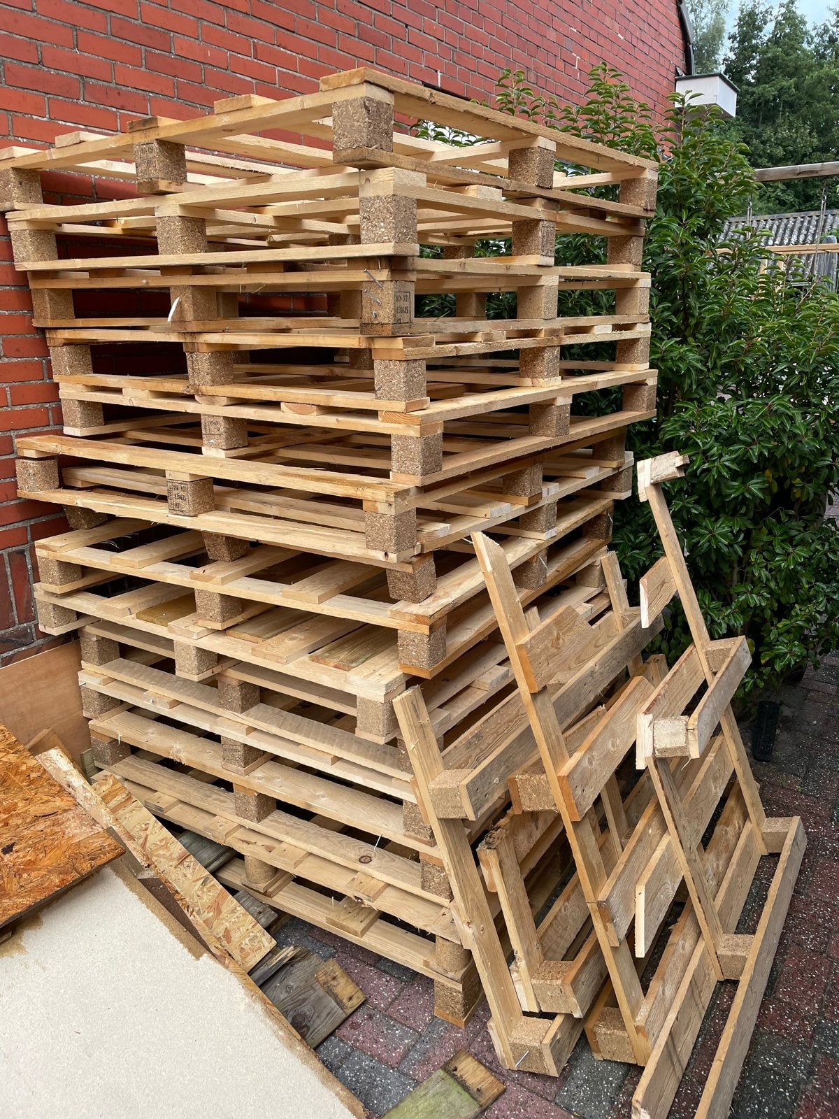 Gratis Brandhout van pallets, 3 tot 6 m³, Ophalen, Overige houtsoorten, Blokken
