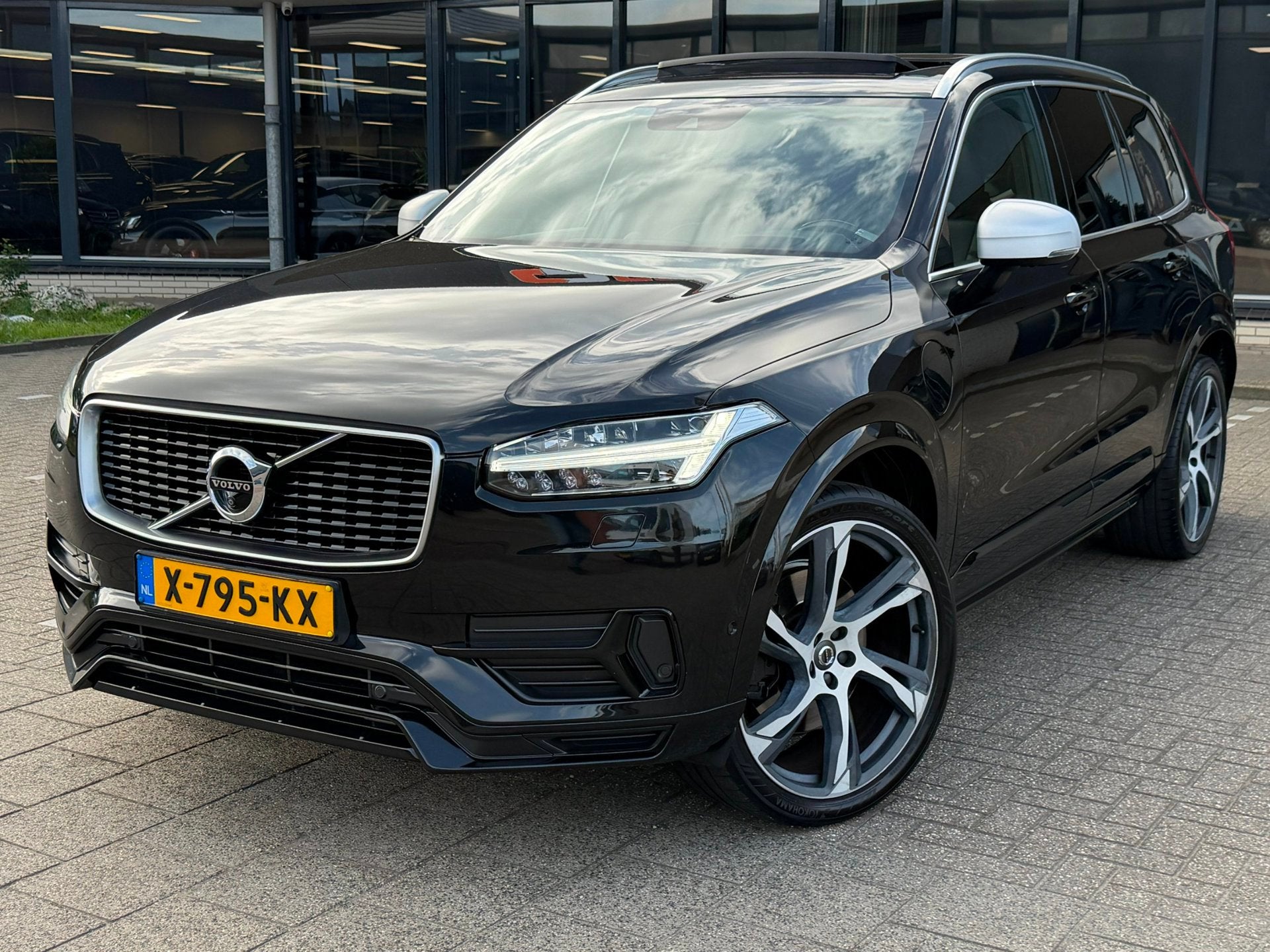 Volvo XC90 2.0 T8 Twin Engine AWD R DESIGN l AFNM. TREKHAAK, Gebruikt, 1969 cc, 7 stoelen, Zwart