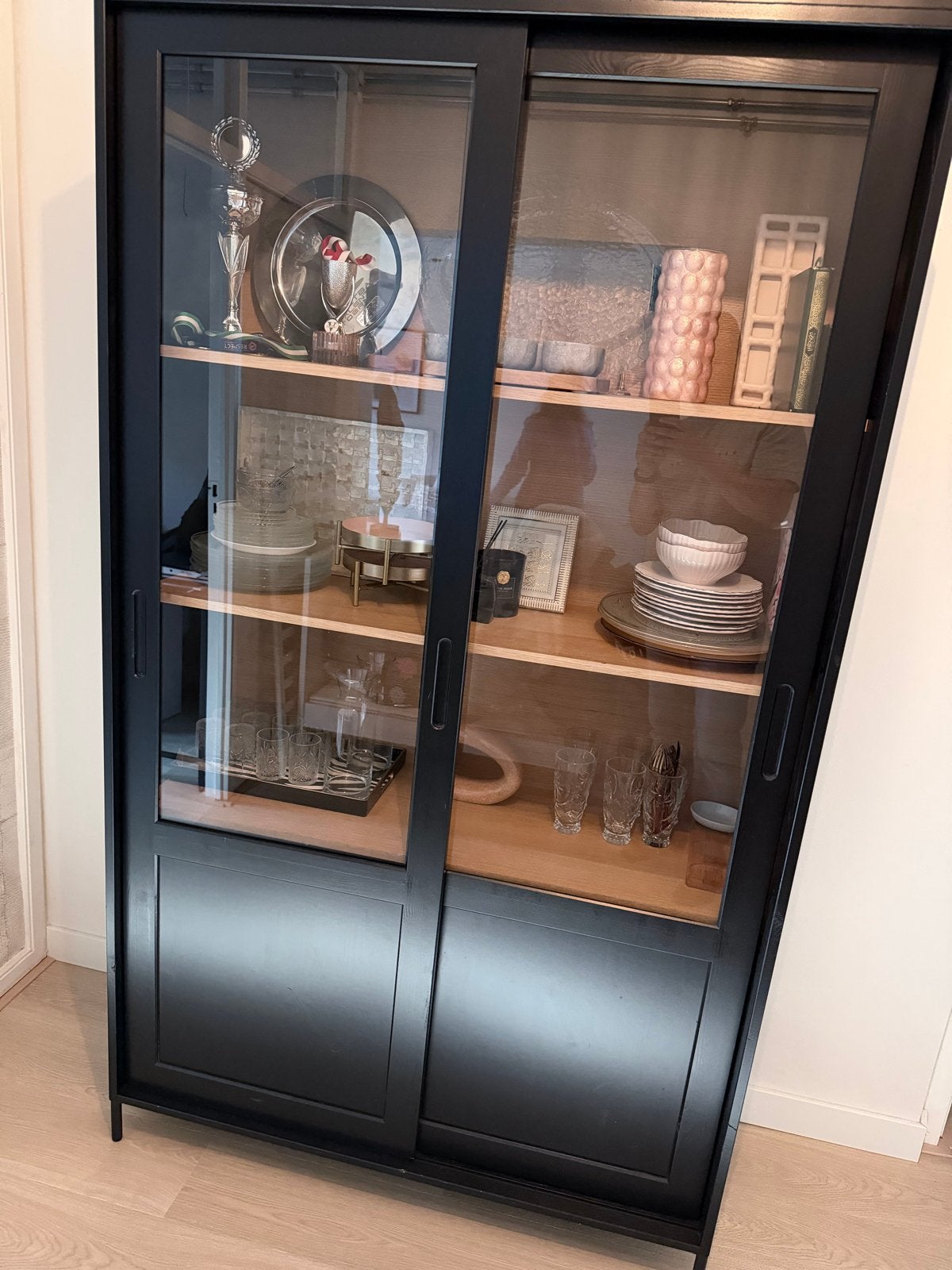 WOOOD Blackburn Vitrinekast Zwart  met Eiken Fineer, Ophalen, 100 tot 150 cm, Nieuw, 25 tot 50 cm