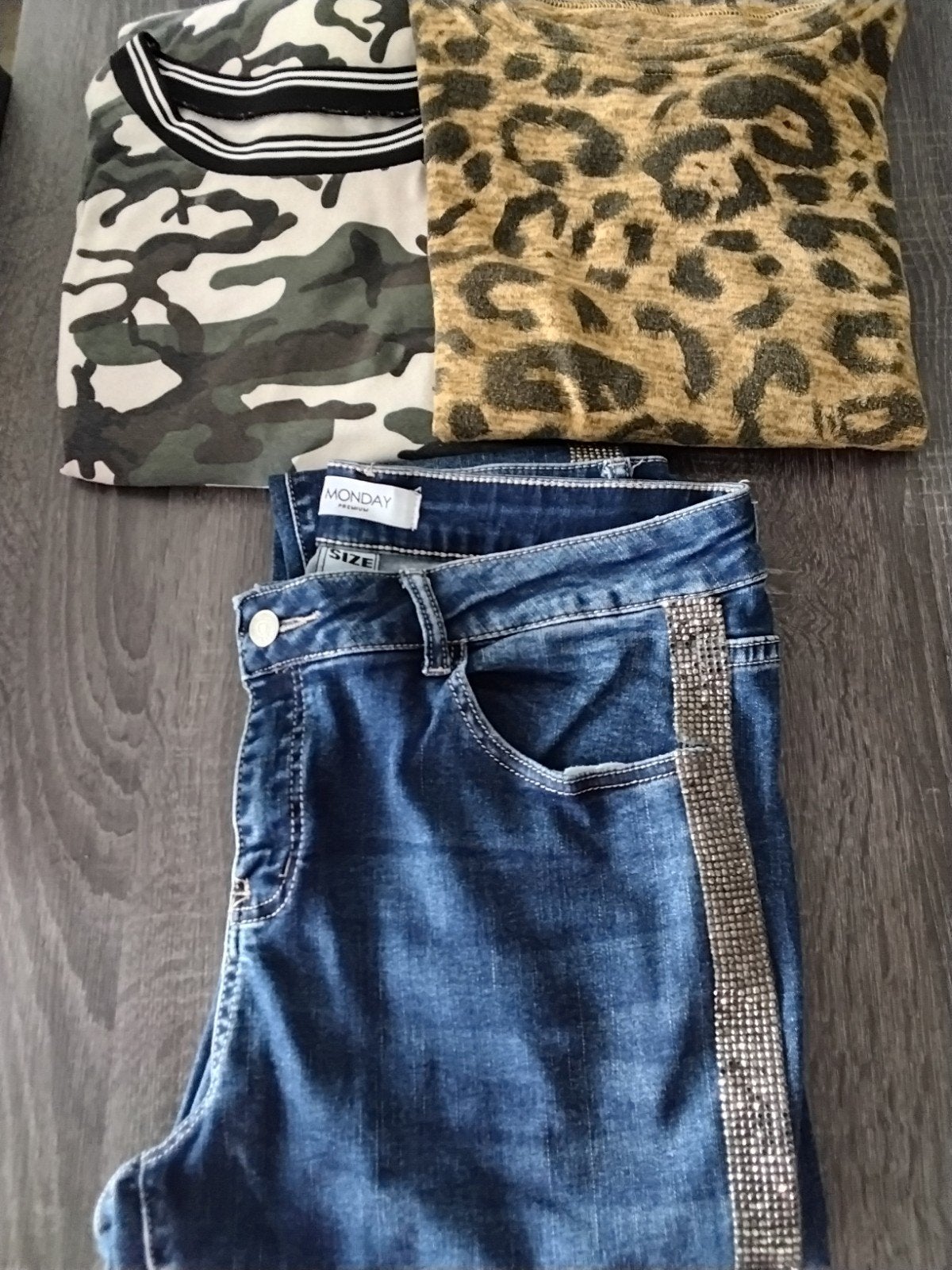 Dameskleding set: Jeans met 2 tops (camouflage & luipaard), Ophalen of Verzenden, Gedragen, Blauw, W30 - W32 (confectie 38/40)