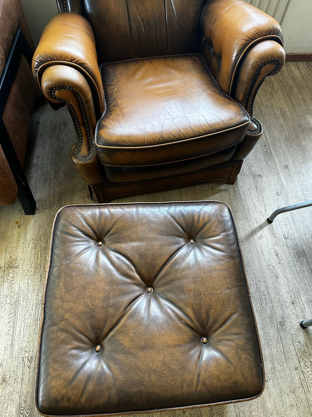 Leren fauteuil met voetenbank - Chesterfield stijl, Huis en Inrichting, Ophalen, Gebruikt, Leer, 75 tot 100 cm