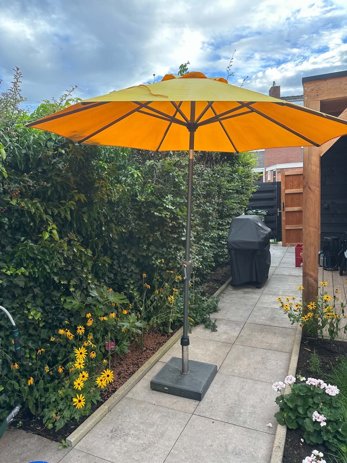 Gele stokparasol met voet - Zo goed als nieuw, Ophalen, Zo goed als nieuw, 2 tot 3 meter, Stokparasol