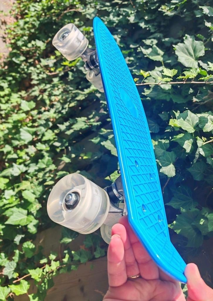 Blauw skateboard met doorzichtige lichtgevende wielen, Ophalen of Verzenden, Nieuw, Skateboard