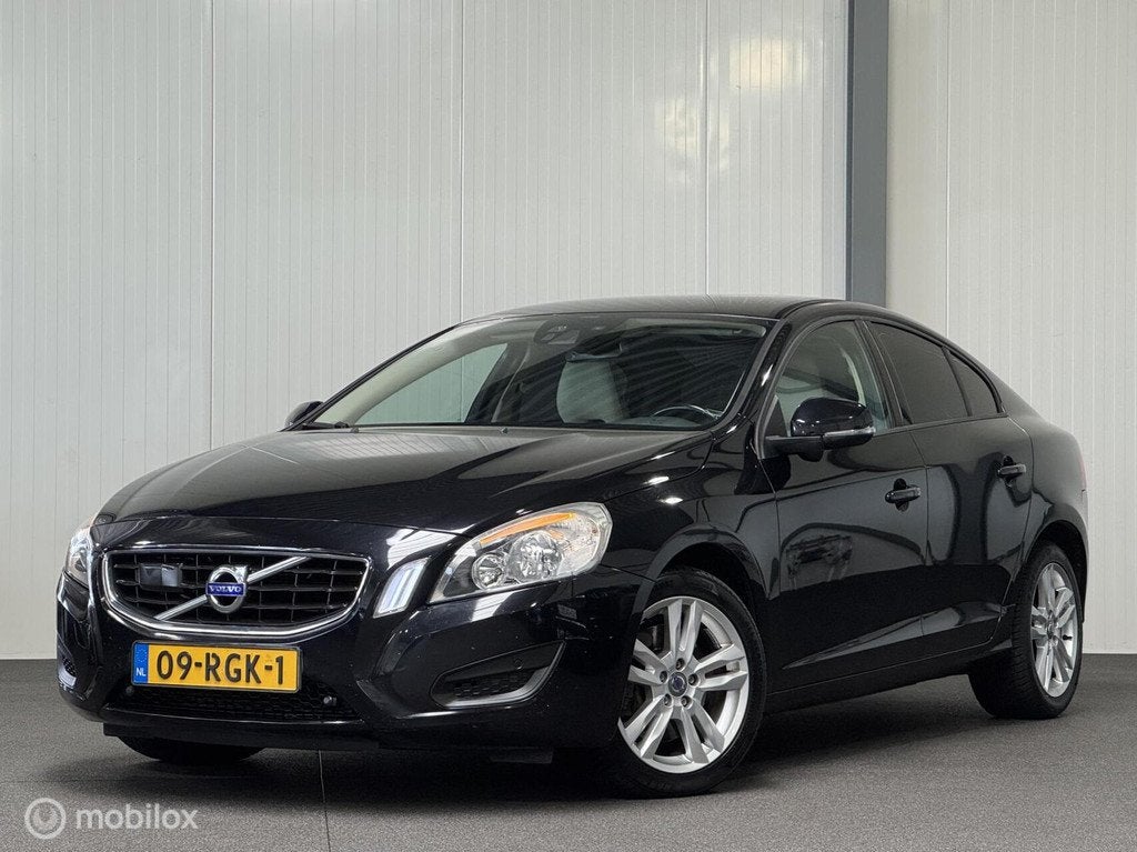 Volvo S60 2.0T Intro Edition AUTOMAAT [ NAP cruise BLIS ], Auto's, Volvo, Euro 5, Stof, 1800 kg, Beige