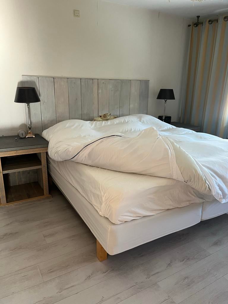 Steigerhouten bed met matras en 2 nachtkastjes, Gebruikt, Steigerhout, Tweepersoons, Ophalen of Verzenden