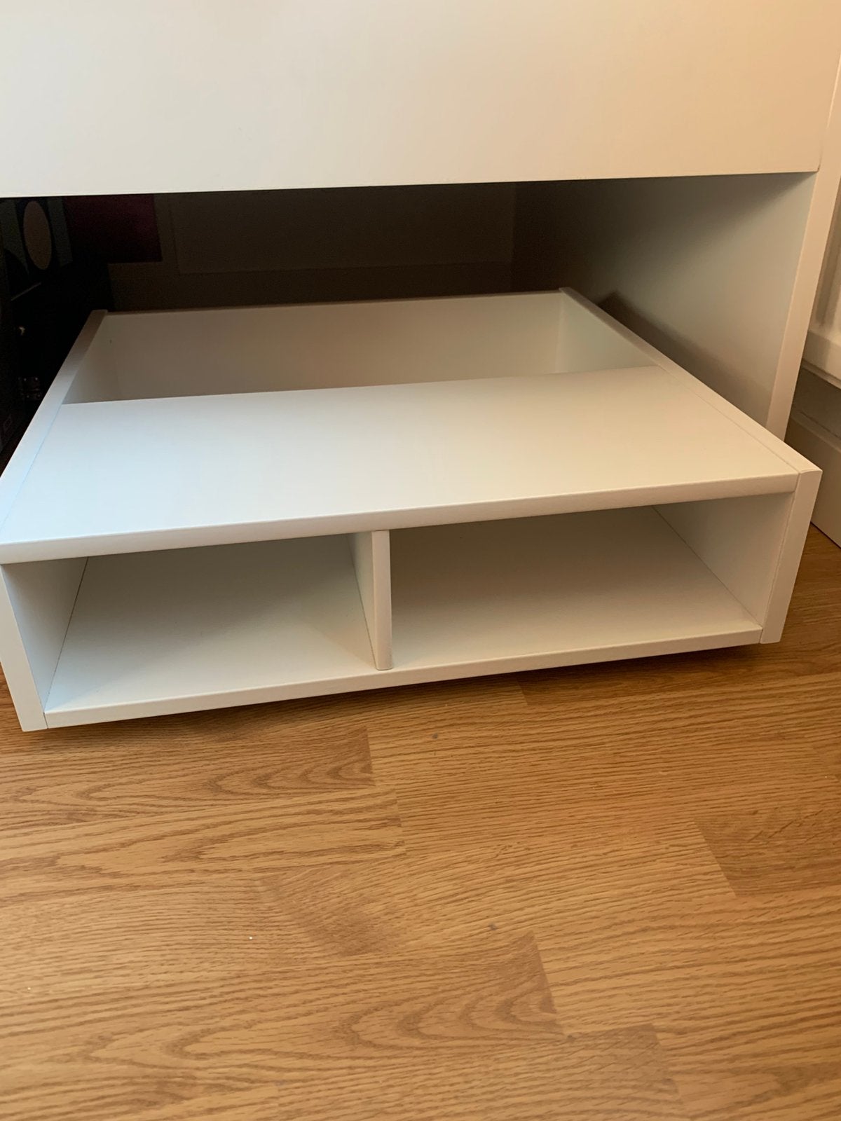 Ikea bedlade Fredvang | Rolbaar nachtkastje, Huis en Inrichting, Ophalen, Wit, Zo goed als nieuw, Hout