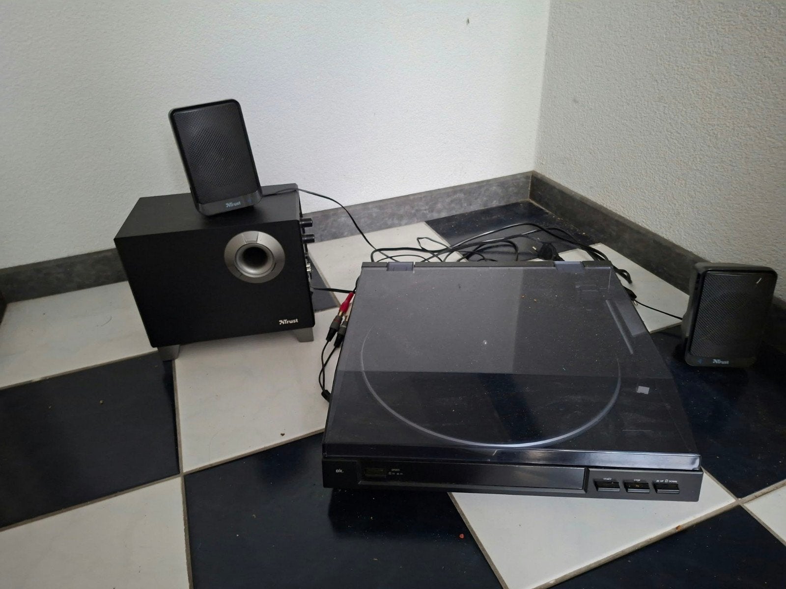 Platenspeler met Trust speakerset - Gebruikt