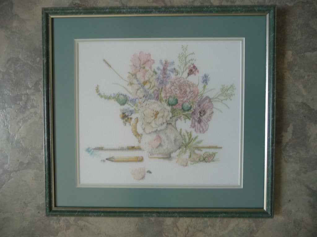 Borduurwerk "Bloemen en potlood" in lijst met ontsp. glas, Minder dan 50 cm, Overige typen, Ophalen of Verzenden, Zo goed als nieuw