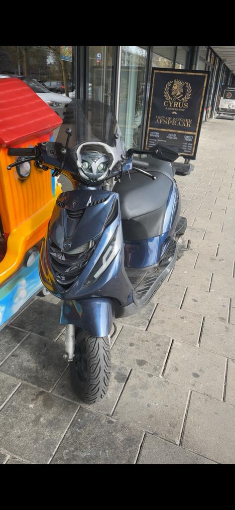 Piaggio zip 125cc lc brom, Fietsen en Brommers, Scooters | Piaggio, Ophalen of Verzenden, Zo goed als nieuw, Benzine, Zip