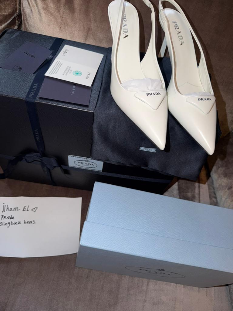 Prada saffiano patent heels 40,5! Valt als maat 39,5/40, Kleding | Dames, Wit, Zo goed als nieuw, Sandalen of Muiltjes, Ophalen of Verzenden