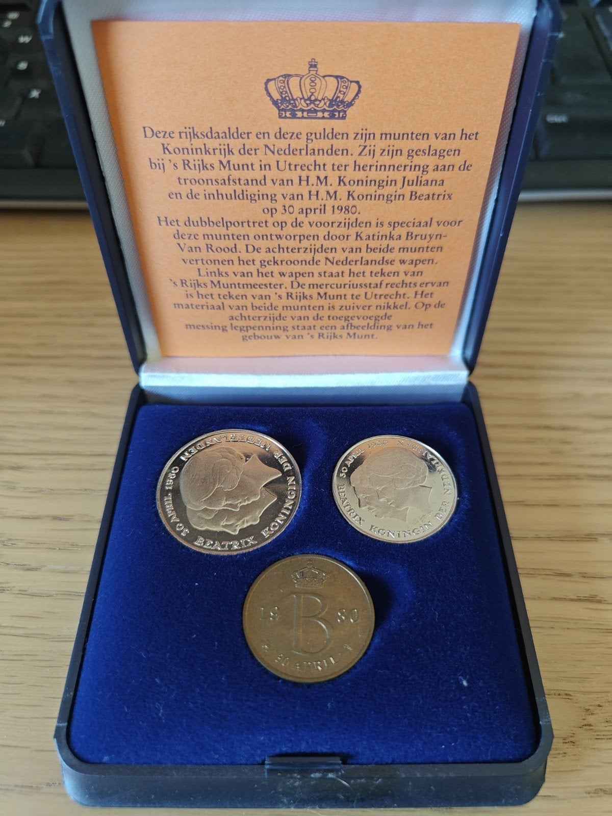 Herdenkingsmunten troonsafstand Juliana/inhuldiging Beatrix, Ophalen of Verzenden, Koningin Beatrix, Overige waardes, Setje