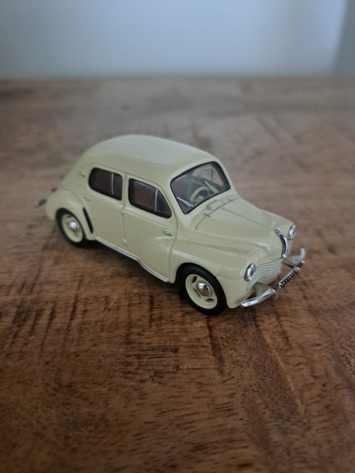 renault 4 cv model, Hobby en Vrije tijd, Modelauto's | 1:43, Overige merken, Gebruikt, Auto, N.b