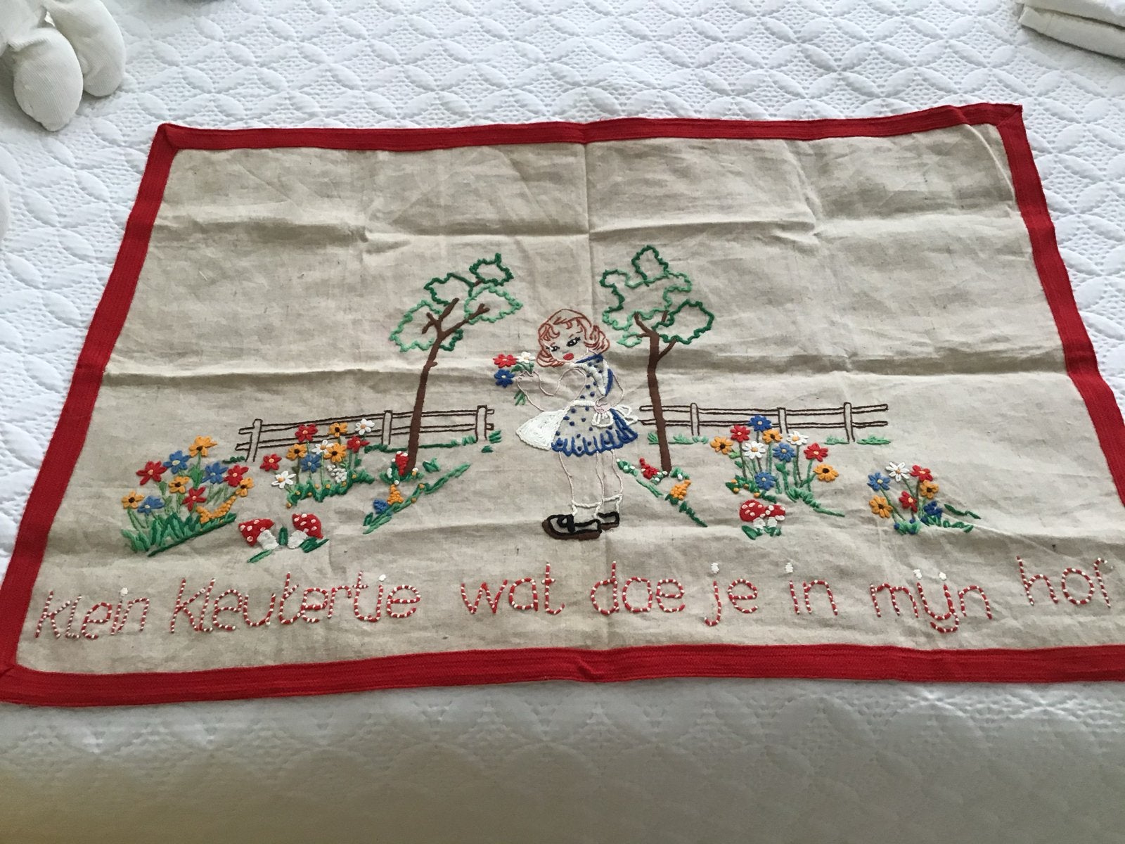 Geborduurd doek kinderkamer "klein kleutertje" 1959, Gebruikt, Overige typen, Ophalen of Verzenden, 75 tot 100 cm