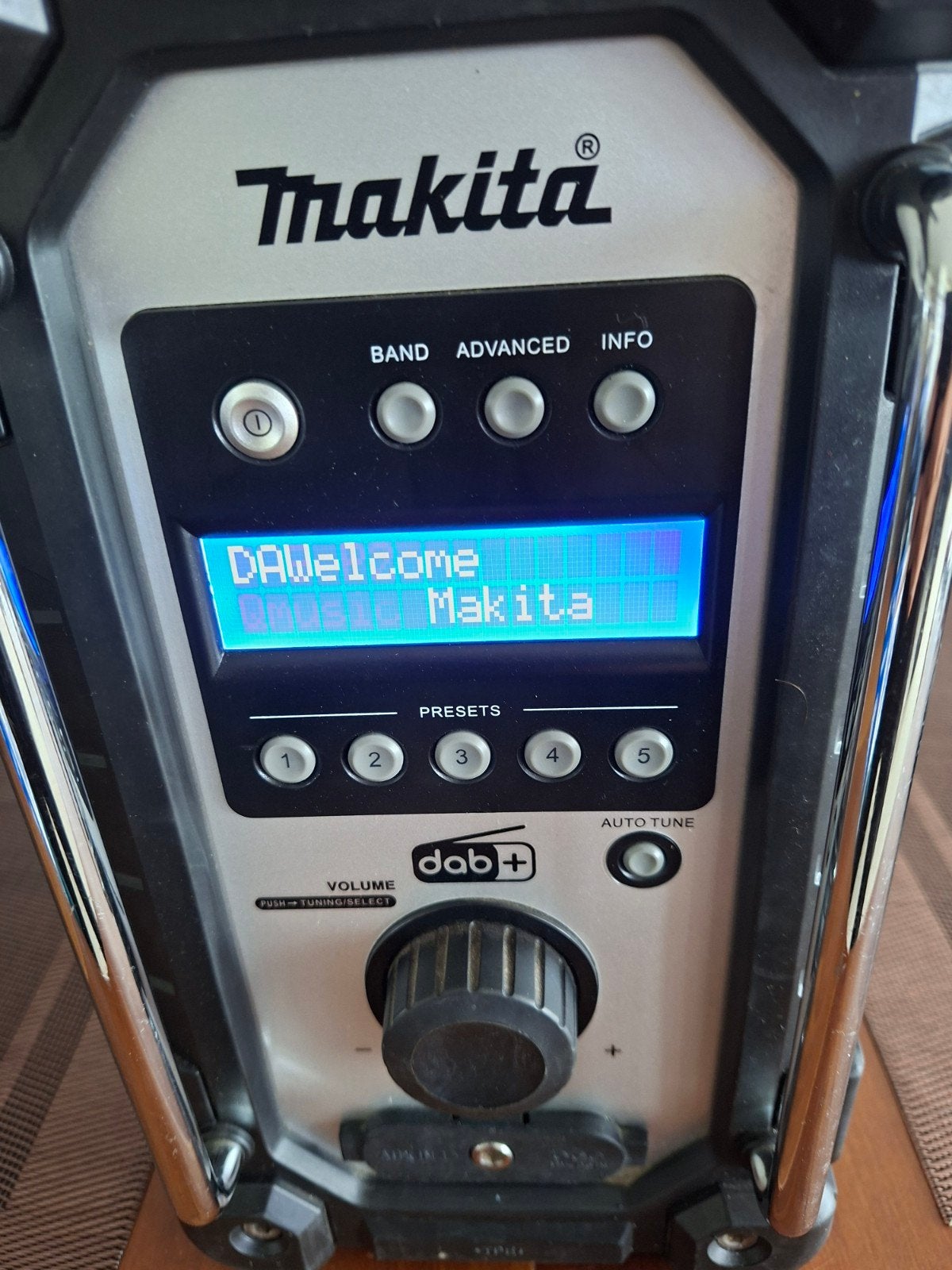 Makita radio DMR110N, Ophalen of Verzenden, Zo goed als nieuw, Bouwradio